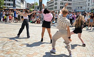 Beim Korean-Pop stürmen auch zufällige Passanten auf die Tanzfläche und machen mit. Das Stadtmarketing will Besucher und Bielefelder jetzt überraschen. - Barbara Franke
