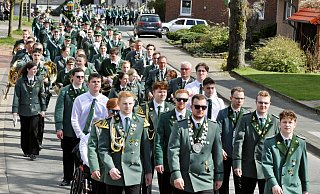 Der Festumzug beim Bezirksjungschützentag zieht durch Schwaney. - Schützenbruderschaft Schwaney