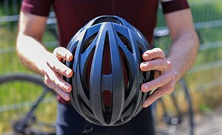 Für Radfahrer ist fast jeder Unfall eine ernste Gefahr für die Gesundheit. Ein Jugendlicher hatte dabei jetzt besonders viel Glück (Symbolfoto). - (c) Copyright 2023, dpa (www.dpa.de). Alle Rechte vorbehalten