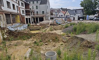 Im Hinterhof sollen Tiefgarage und Mehrgenerationengarten entstehen. Hier sind die mittelalterlichen Mauerreste zu sehen, die der Verwaltung und dem Planungsbüro Kopfzerbrechen bereiteten. - Svenja Ludwig