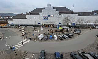 Hinter dem weiß verkleideten Gerüst lässt die Bahn die Fassade des denkmalgeschützten Hauptbahnhof ausbessern - doch es passiert noch viel mehr im und am Gebäude. - Andreas Zobe