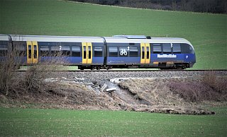 Nur sehr langsam und nur auf einem der beiden Gleise darf die Bahn an dem abgerutschten Bahndamm vorbeifahren. - Thomas Kube