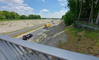 Die Böschung an der A33-Anschlussstelle Borgholzhausen ist an der Brücke Oldendorfer Straße abgerutscht. - Claus Meyer