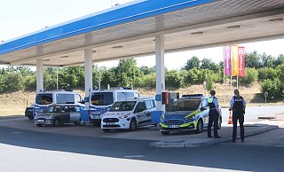 An einer Tankstelle sprechen die Beamten Fernfahrer an. - Charlotte Mahncke