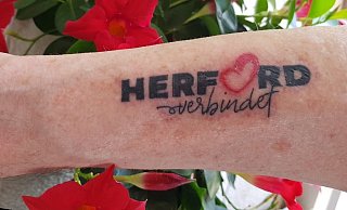 Rainer Gronau (67) hat sich kürzlich das "Herford verbindet"-Logo auf den Arm stechen lassen. - Privat/Rainer Gronau