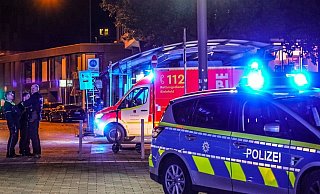 Nach der lebensgefährlichen Messerattacke stehen Polizei- und Rettungseinheiten auf dem Kesselbrink. - Paul Brinkmann