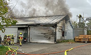 Über eine Drehleiter und im Außenangriff kämpfen die Feuerwehrleute gegen die Flammen. - Ralph Meyer