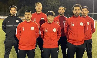 Der neue Canlar-Trainer Temel Top (l.) begrüßt die ebenfalls neuen Spieler Aleksei Belov (hinten von links), Atilla Mert und Barzan Mezgal sowie vorn Erkan Aydin, Nassre Agaddu und Hüseyin Yilmaz. - suk
