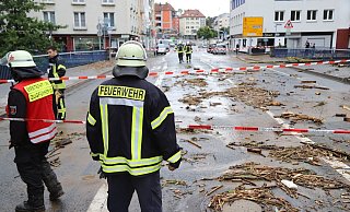 Überall wird Hilfe benötigt: Hier hat die Jahrtausendflut Straßen in der Großstadt Hagen mit Schlamm bedeckt. - Charlotte Mahncke