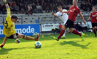 Da war die Welt noch in Ordnung: Gianlucca Marzullo (Mitte) erzielt in der 24. Minute das 3:0 für den FC Gütersloh gegen die Spvgg Erkenschwick. - Raimund Vornbäumen