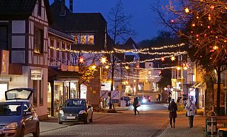 Weihnachtsbeleuchtung soll es auch in diesem Jahr in Oerlinghausen geben - aber weniger, als es vor zwei Jahren war. - Martin Düsterberg