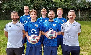 Jöllenbecks Co-Trainer Rano Sabir (v. l.) mit den Zugängen Marcin Tyburcy, Linus Steinsiek, Benno Vahle, Hakan Kocaman, Kevin Cieslik und Sport-Leiter Tobias Demmer. - Nicole Bentrup