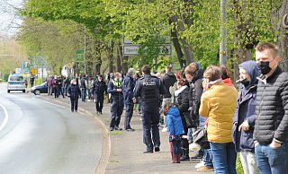 Am vergangenen Sonntag bildeten rund 160 Personen eine Menschenkette gegen Corona-Maßnahmen entlang der Kreuzung B 239/B 65 in Lübbecke. - Joern Spreen-Ledebur