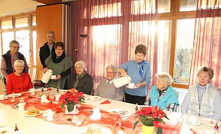 Erika Frost, Ursula Borgmann und Anneliese Krebs schenken zum letzten Mal Kaffee ein. mit dabeio war auch AWO Kreis-Geschäftsführer Frank Mauritz. - Klaus Frensing