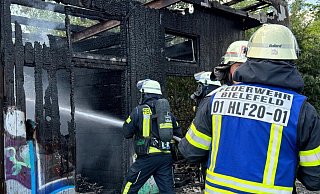 Das Feuer hat eine Hütte zerstört. - NW
