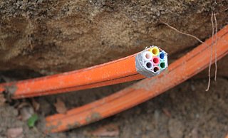 Bei Tiefbauarbeiten ist eine wichtige Glasfaserleitung des Netzanbieters Glasfaser Nordwest getroffen worden. Das hat zu einem Ausfall von Internet und Telefon in Teilen von Bad Oeynhausen geführt. - Ulf Hanke Bei Tiefbauarbeiten ist eine wichtige Glasfaserleitung des Netzanbieters Glasfaser Nordwest getroffen worden. Das hat zu einem Ausfall von Internet und Telefon in Teilen von Bad Oeynhausen geführt. - Ulf Hanke