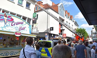 Die Feuerwehr kontrolliert von der Westernstraße aus die Dächer im Bereich der Gasse Im Düstern. - Jörn Fries