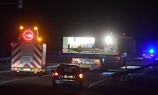 Die Fahrerin eines solchen Schwertransport-Begleitfahrzeugs – hier beim Transport einer Eisenbahn-Verschiebebühne – erkannte die Gefahr und reagierte geistesgegenwärtig. - www.sportpictures.de