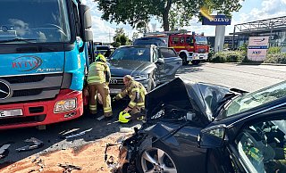 Der Audi Q5 wurde gegen den Autotransporter geschoben, der angehalten hatte, um Neufahrzeuge abzuladen. - Ralph Meyer