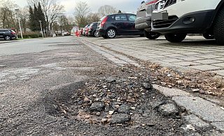 Vor dem Klinikum Herford in gibt es gefährliche Stolperfallen für Patienten und Besucher. Diese hier ist nicht gekennzeichnet. - Birgit Guhlke
