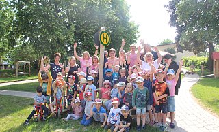 Die Kinder und Erzieher der Kita St. Joseph in Bredenborn freuen sich über die neuen Außenspielanlagen. - Burkhard Battran