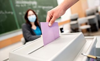 Für Mitglieder des Wahlvorstands kann die Maskenpflicht im Wahllokal entfallen, wenn gewisse Schutzmaßnahmen ergriffen werden. - Picture Alliance