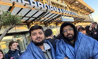 Daniel Din (l.) und Shay Karish wollten eigentlich zurück in ihre Heimststadt London, doch sie mussten nach der Bombendrohung im Flieger eine Nacht und einen Tag im Paderborner Land ausharren. - Jens Reddeker