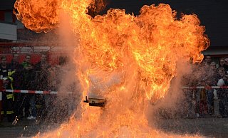 Wer brennendes Fett oder Öl mit Wasser löscht, verursacht eine gefährliche Fettexplosion. Foto: Thomas Kube - Thomas Kube
