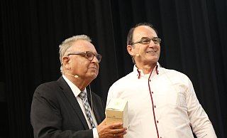 WWL-Vorsitzender Manfred Bulk (r.) lässt sich nach dessen Vortrag mit dem ehemaligen Präsidenten des Bundesverfassungsgerichts fotografieren. - Jan-Henrik Gerdener