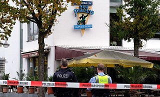 Die Polizei riegelte die Innenstadt von Bad Oeynhausen über mehrere Stunden ab und suchte vergeblich nach dem vierten Tatverdächtigen. - Thorsten Gödecker