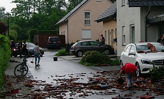 Aufräumarbeiten nach dem Tornado nahe des Altensenner Wegs in Herford. - Ralf Skwiercz
