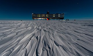 Die deutsche Antarktis-Forschungsstation Neumayer-Station III, Aufnahme bei Nacht/Dunkelheit - Stefan Christmann, Alfred-Wegener-Institut