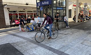 Die Leitstreifen für Blinde führen quer über den Radweg. Dass Radler hier nicht bevorrechtigt sind, erkennen sie an der optischen Unterbrechung des schwarzen Asphalts des Radwegs. - Jens Reichenbach