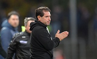 Trainer Farat Toku war mit der Leistung seines SV Rödinghausen beim Westfalenpokalspiel in Bielefeld in weiten Teilen einverstanden. - Jens Dünhölter