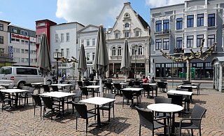 Auch vor der Traditionsgaststätte Föge am Alten Markt sind schon die Tische und Stühle herausgestellt. - Frank-Michael Kiel-Steinkamp