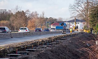 Die Lärmschutzwand an der B64 Höhe Sande wird seit vergangenem Herbst erneuert. - Archivfoto: Niklas Tüns