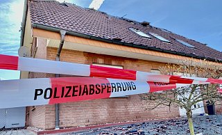 Die Spuren des Feuers sind auch am Freitag deutlich zu sehen. - Thomas Lieske