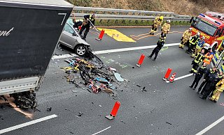Das „VU-Team“ der Polizei wurde angefordert, um eine präzise Untersuchung der Unfallstelle vorzunehmen und Spuren zu sichern. Der Motorblock des Golf (links unten) ist unter den Anhänger geschleudert. - Gerald Dunkel