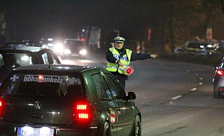 Nach der Massenschlägerei im November 2020 zeigte die Polizei Präsenz: Wachleiter Andreas Jürgensmeyer winkt einen Autofahrer aus dem Verkehr. - Ulf Hanke