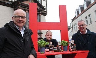 Hochprozentiges für die Landesgartenschau: Lars Grobe (Getränke-Manufaktur Wesertal, v. l.), Daniel Schwiete-Giesen und Ralf Konze präsentieren den Huxori-Gin. - LGS 2023 Höxter/Manuela Puls
