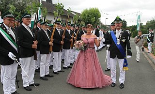 Das Wewelsburger Königspaar Barbara und Christoph Plöger bei der Parade am Sonntag. - Johannes Büttner