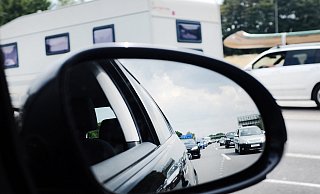 Die ADAC-Experten raten: Stoßzeiten meiden. Wer unbedingt am Freitag los müsse, solle spätestens am frühen Vormittag oder erst am Abend aufbrechen. - Martin Gerten