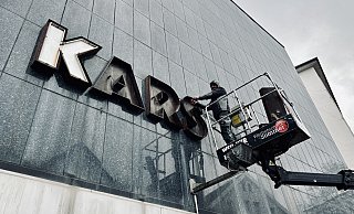 Demontage des ersten Karstadt-Schriftzugs und Einzug des Modehauses Sinn im einstigen Kaufhaus. - Stefan Becker
