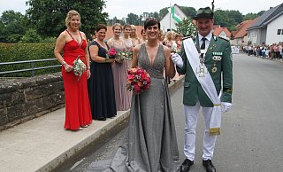Auf der Almebrücke zeigten sich Catarina und Mirko Fleer dem Weiner Schützenvolk. - Johannes Büttner