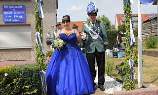 Jubelnder Applaus und strahlender Sonnenschein erwartete das Königspaar Vanessa und Daniel Schmidt. - Saskia Jochheim