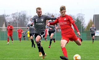 Finn Jaster (r.) erzielte im Westfalenligaspiel gegen den TuS Tengern gestern drei Tore für den VfL Theesen beim 5:4-Erfolg. - Peter Unger