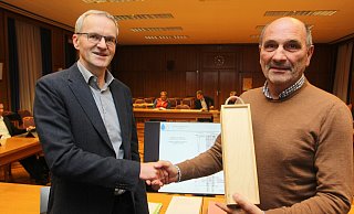 Ausschussvorsitzender Dirk Büssing (l.) verabschiedet Staatsbad-Betriebsleiter Dirk Henschel. - Ulf Hanke
