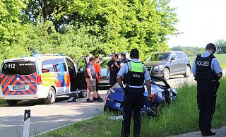 Auf der Senderstraße in Herford ist es nach einem Alleinunfall zu einem Verbrechen gekommen. - Claus Frickemeier