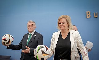 Nancy Faeser (SPD), Bundesministerin für Inneres und Heimat, und NRW-Innenminister Herbert Reul (CDU) wiesen darauf hin, dass es bislang keine Hinweise auf konkrete Terrorpläne, wohl aber eine hohe „abstrakte Gefährdungslage“ gebe. - Kay Nietfeld/dpa