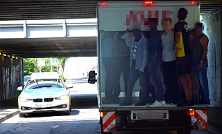 Im Jahr 2018 versuchten mehrere Personen mit ihrem Gewicht, den festsitzenden Lkw tiefer zu legen. - Polizei Kreis Herford